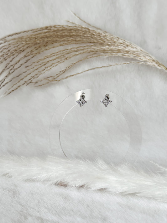 Kleine funkelnde Sternchen-Ohrstecker, filigranes und verspieltes Schmuckstück – Javi Jewelery