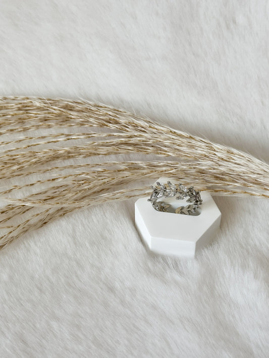 Eleganter Silberring mit filigranem Blätterdesign – funkelnde Details verleihen dem natürlichen Motiv einen zarten Glanz, perfekt für einen femininen, zeitlosen Look – Javi Jewelery