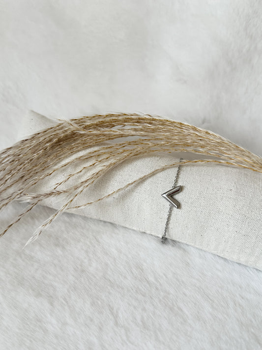 Feines Armband in Silber mit V-förmigem Anhänger – minimalistisches Design mit moderner Eleganz, perfekt für den Alltag oder als dezentes Highlight – Javi Jewelery