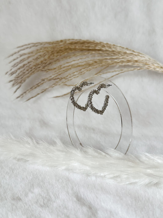 Silberne Kreolen in Herzform mit feiner Struktur, filigranes und stilvolles Schmuckstück – Javi Jewelery