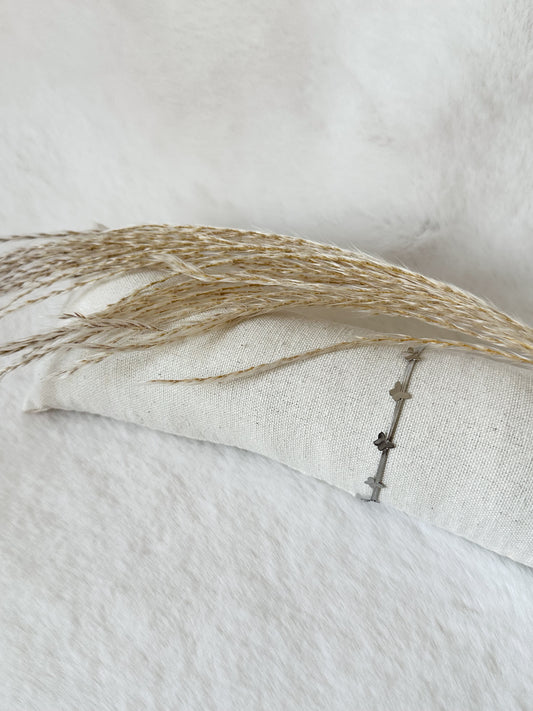 Silbernes Armband mit Schmetterlings-Anhänger und dezenten Charms, filigranes und elegantes Schmuckstück – Javi Jewelery