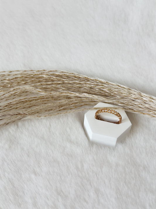 Einheitsgröße Ring in Gold mit filigranen Herz-Details, dezent und elegantes Schmuckstück – Javi Jewelery
