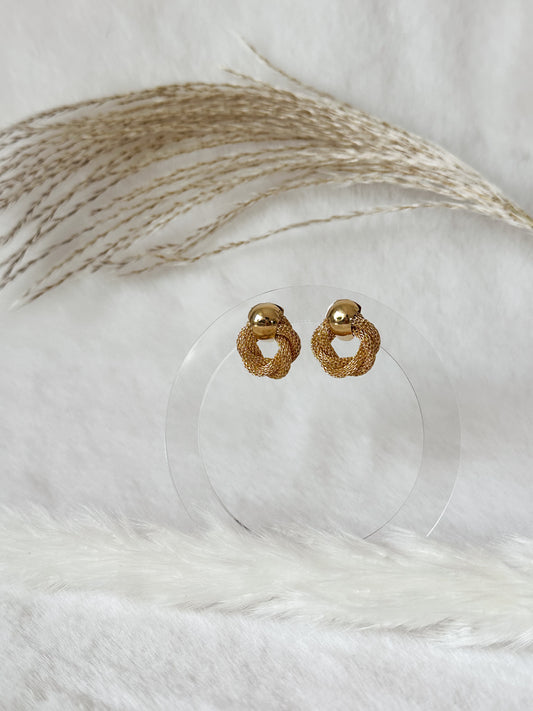 Elegante goldene Ohrstecker mit rundem, geflochtenem Design und poliertem Glanz – Javi Jewelery
