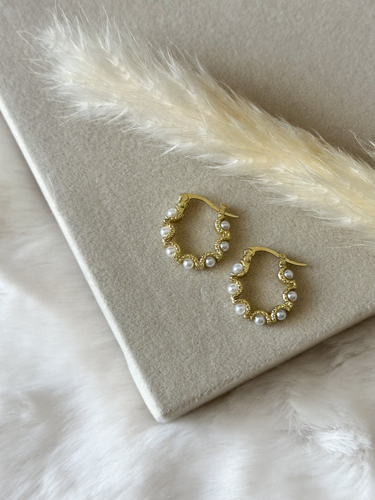 Kleine goldene Kreolen mit Perlen, filigranes und elegantes Schmuckstück – Javi Jewelery