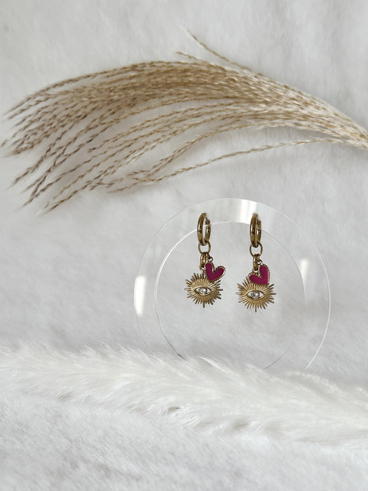 Ohrringe mit glitzerndem Auge und pinkem Herz-Charms, verspieltes und auffälliges Schmuckstück – Javi Jewelery