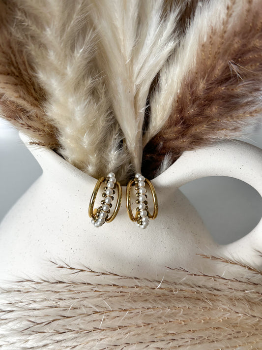 Goldene Creolen mit feinen Perlenreihen – elegante Ohrringe mit modernem Twist, perfekt für stilvolle Alltags- und Abendlooks – Javi Jewelery