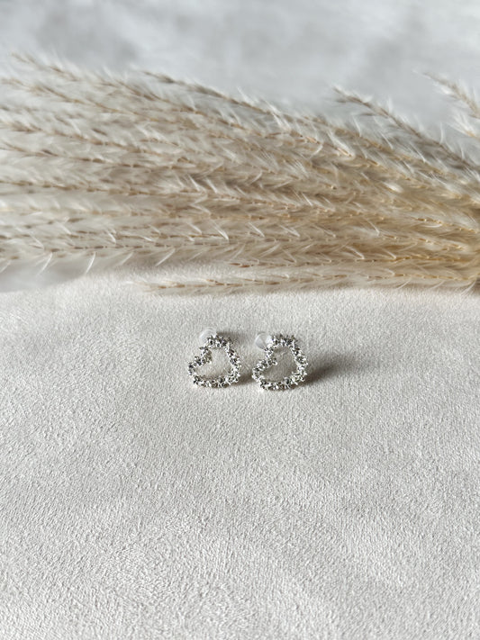 Kleine silberne Herz-Stecker, filigranes und elegantes Schmuckstück – Javi Jewelery