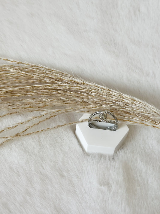 Silberner Ring ‚Forever‘ mit ineinander verschlungenen Bändern, symbolisches und elegantes Schmuckstück – Javi Jewelery