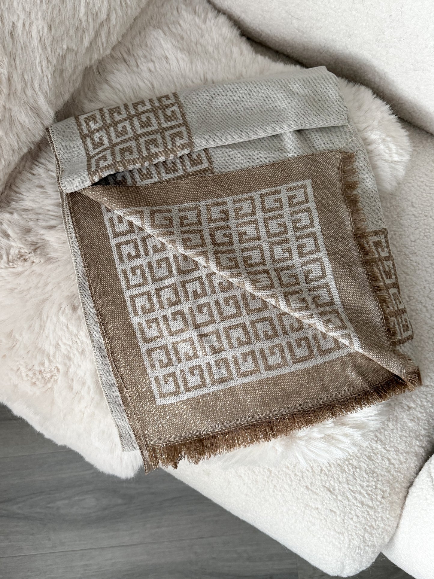 Leichtes Polyester-Tuch in Beige und Braun mit G-Muster, modisches Accessoire für Damen – Javi Jewelery