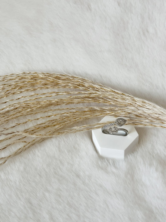 Silberner Ring mit funkelnden Details und zwei Tropfen, auffälliges und elegantes Schmuckstück – Javi Jewelery