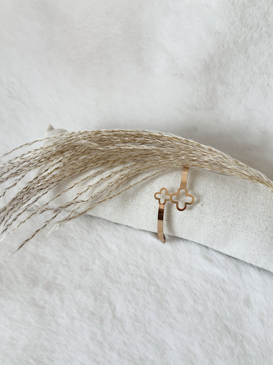 Goldener Armreif mit zwei Clover-Kleeblättern, filigranes und stilvolles Schmuckstück – Javi Jewelery