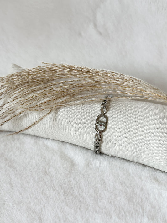 Silbernes Kettenarmband mit CD-Logo, stylisches und elegantes Schmuckstück – Javi Jewelery