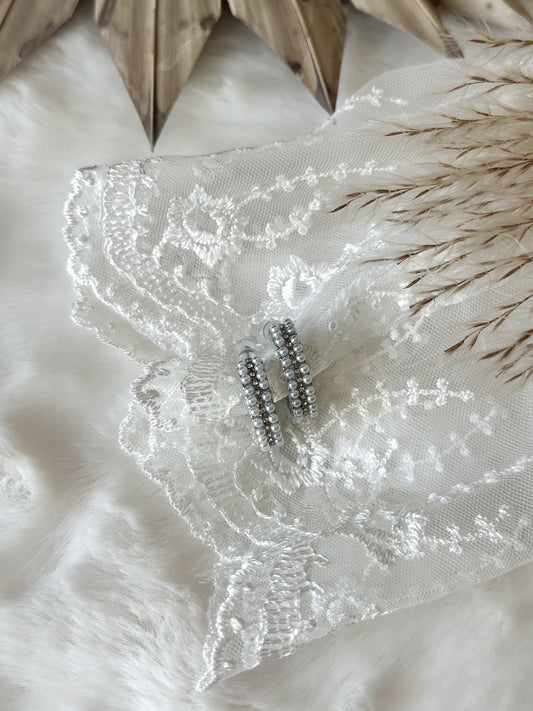 Große silberne hängende Kreolen mit Perlen, minimalistisches und stilvolles Schmuckdesign – Javi Jewelery