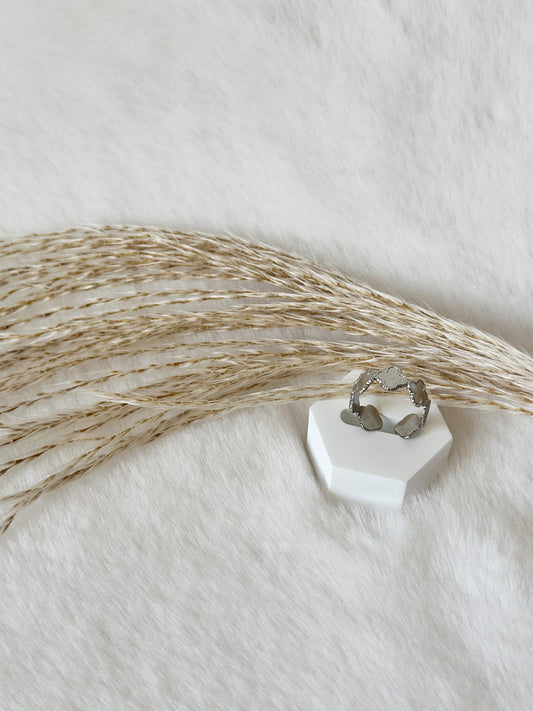 Moderner Silberring mit dezentem Kleeblatt-Design – stilvoller, symbolträchtiger Ring mit matter und glänzender Struktur für einen eleganten Alltagslook – Javi Jewelery