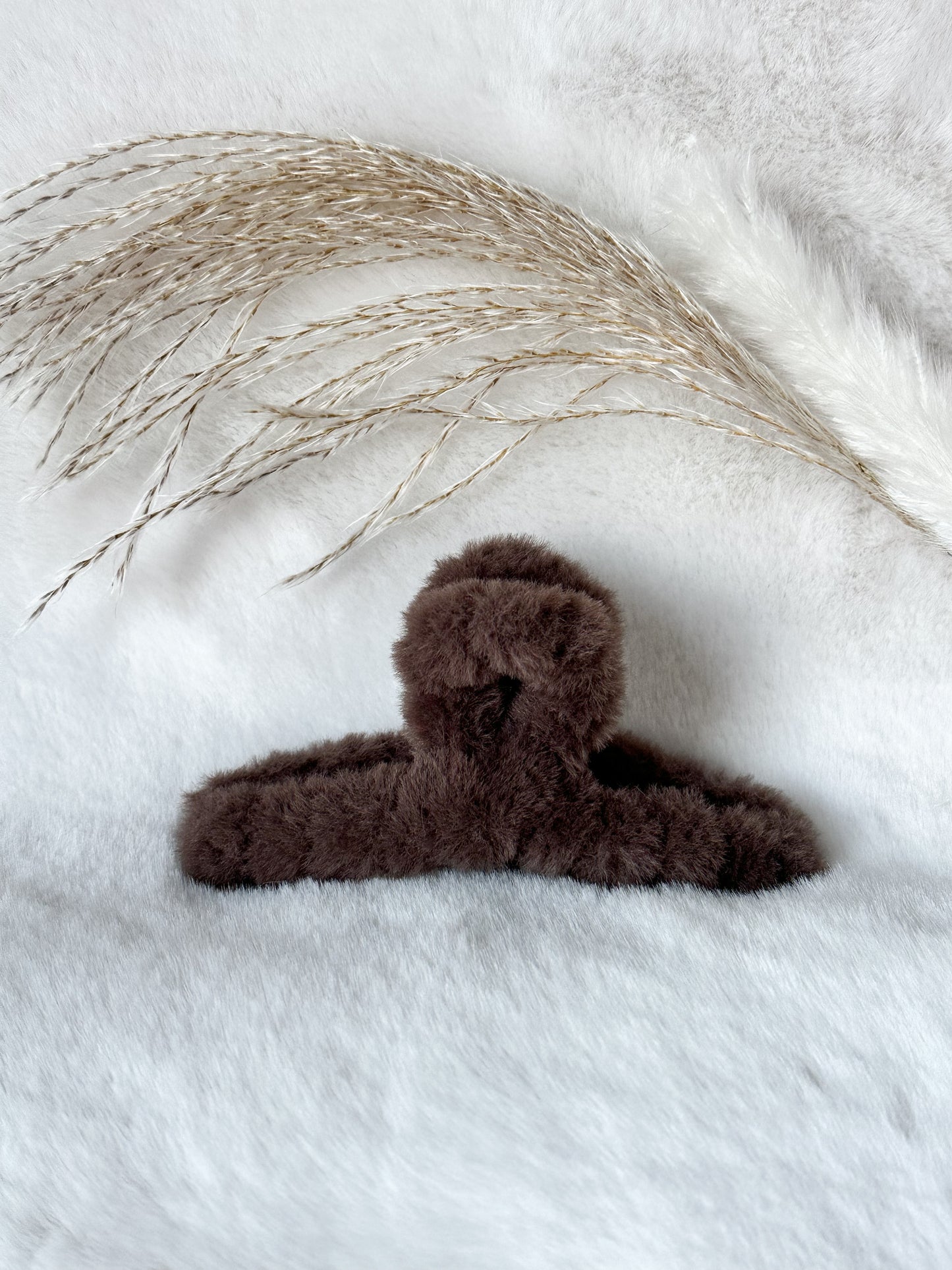 Flauschige Haarklammer in tiefem Schokoladenbraun – luxuriös weiche Felloptik und fester Halt für elegante, gemütliche Frisuren – Javi Jewelery