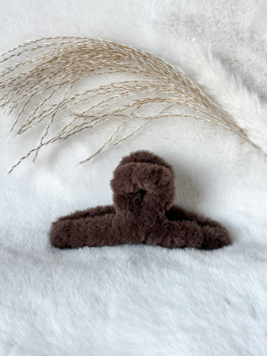 Flauschige Haarklammer in tiefem Schokoladenbraun – luxuriös weiche Felloptik und fester Halt für elegante, gemütliche Frisuren – Javi Jewelery