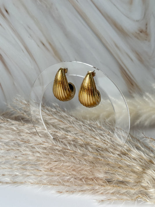 Goldene Statement-Drop-Ohrringe in Tropfenform mit leichter Struktur, trendiges Schmuckstück, perfekt für besondere Anlässe – Javi Jewelery