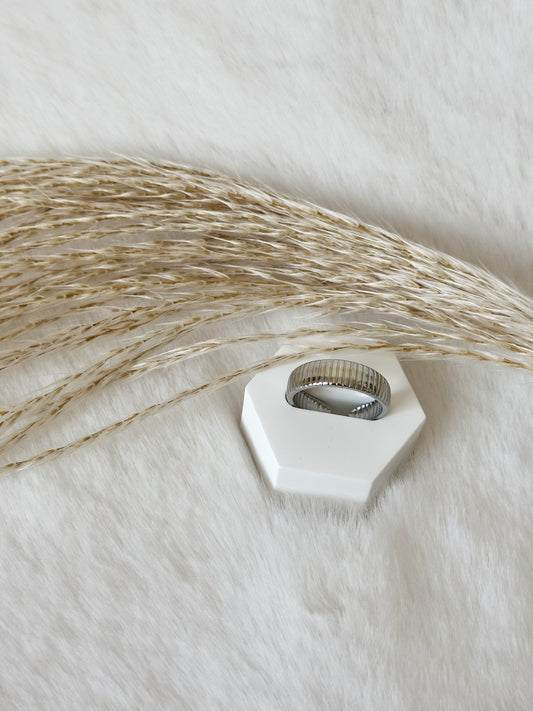 Einheitsgröße Ring in Silber, schlichtes und filigranes Schmuckstück, ideales tägliches Accessoire – Javi Jewelery