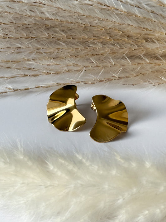 Trendige Statement-Ohrringe in Gold, auffälliges Design, perfektes Schmuckstück für besondere Anlässe – Javi Jewelery