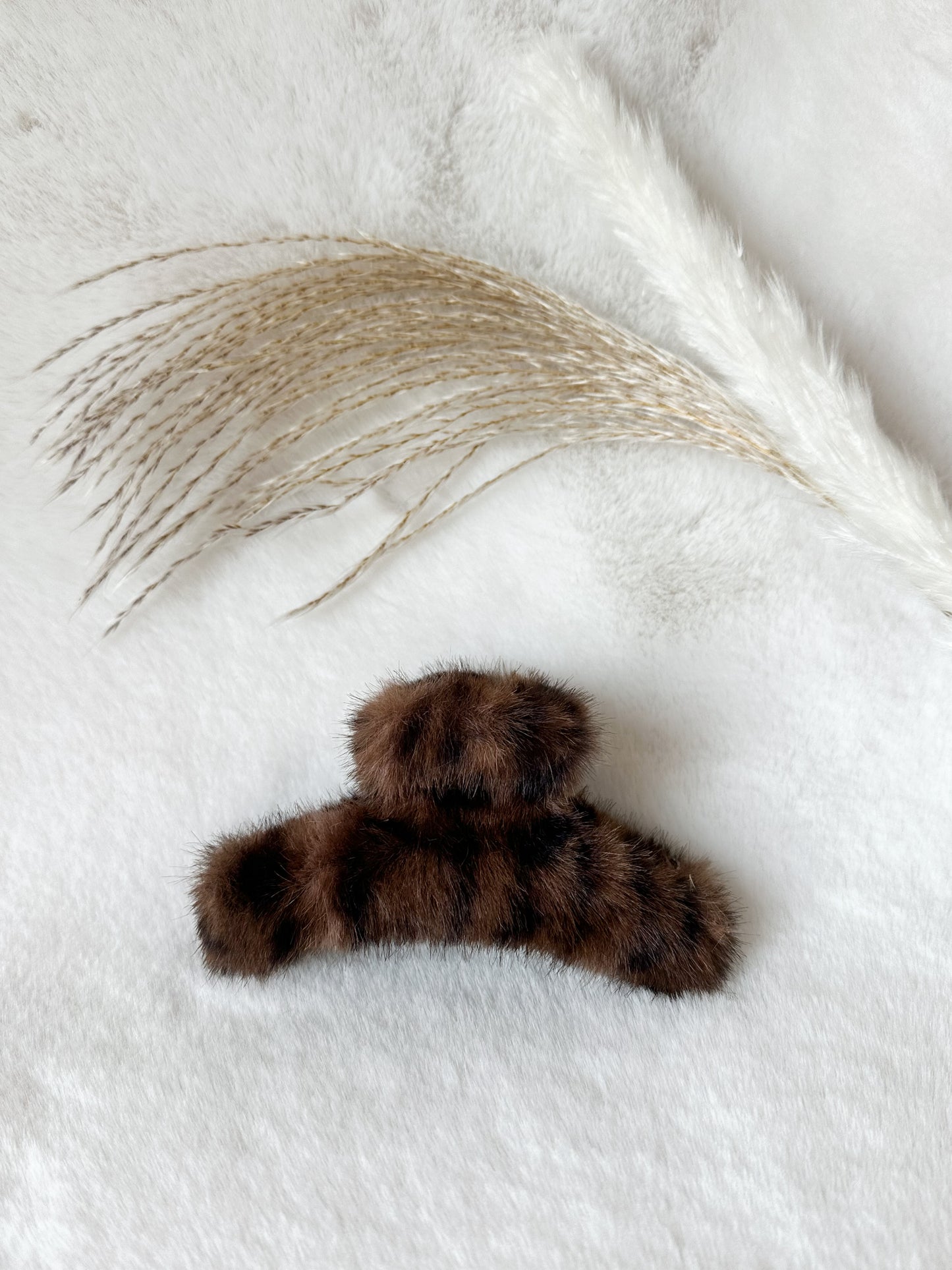 Fluffy Dark Leo Haarspange