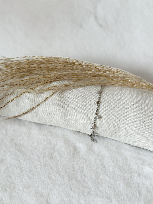 Zarte Silber-Fußkette mit feinen, schimmernden Perlenanhängern – elegantes und filigranes Design für einen dezenten Sommer-Look – Javi Jewelery