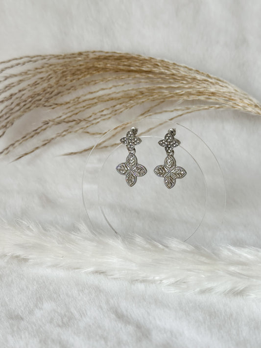 Silberne Statement-Ohrringe mit funkelnden Zirkonia-Steinen in floraler Form – luxuriöser Ohrschmuck für elegante Anlässe und moderne Looks – Javi Jewelery