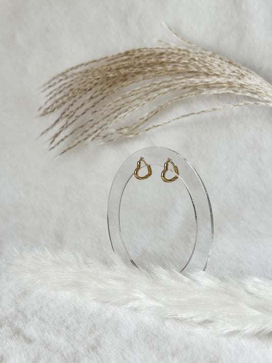 Kleine goldene Kreolen mit Herzchen, filigranes und elegantes Schmuckstück – Javi Jewelery