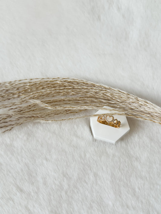 Goldener Ring in Einheitsgröße mit funkelnden Herz-Details, auffälliges und verspieltes Schmuckstück – Javi Jewelery