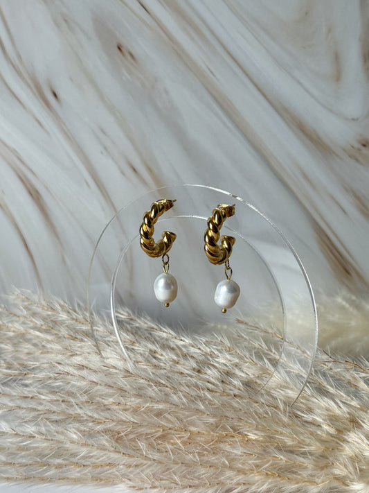 Goldene hängende Kreolen-Ohrringe mit Kettendesign und Perle am Ende, elegantes und trendiges Schmuckstück – Javi Jewelery