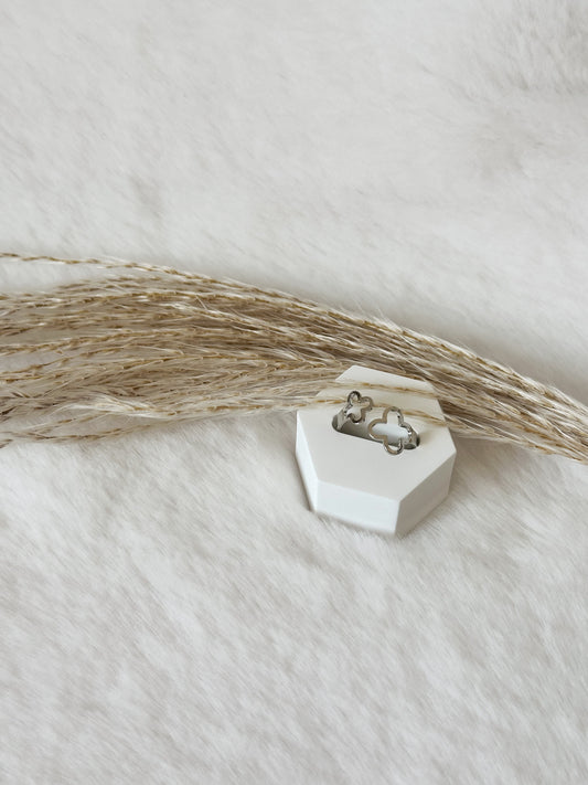 Moderner Silberring mit filigranem vierblättrigem Motiv – stilvoller, zeitloser Look mit dezentem Glanz, ideal zum Kombinieren oder solo getragen – Javi Jewelery