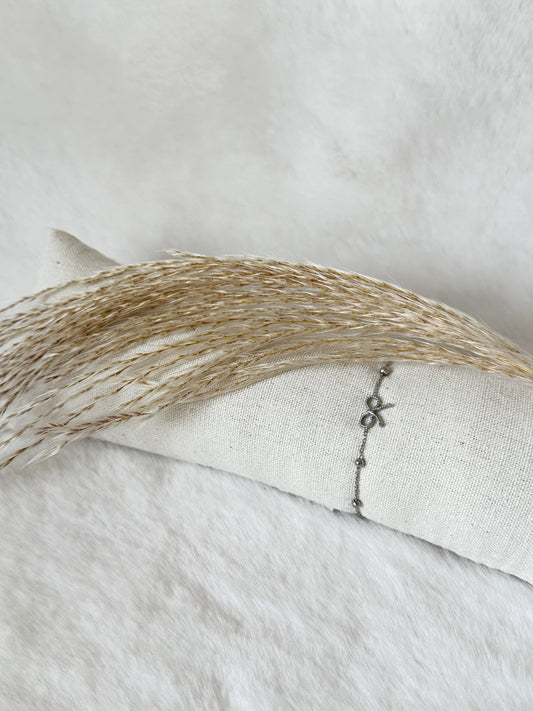 Silbernes Armband mit kleiner Schleife, filigranes und elegantes Schmuckstück, passend zur Kette – Javi Jewelery