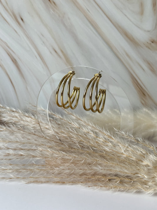 Goldene hängende Kreolen mit drei Streifen, elegantes und modernes Schmuckstück – Javi Jewelery