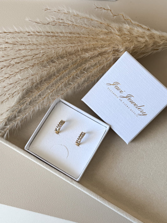 Kleine Kreolen mit funkelnden Zirkonia-Steinen, elegantes und filigranes Schmuckdesign – Javi Jewelery