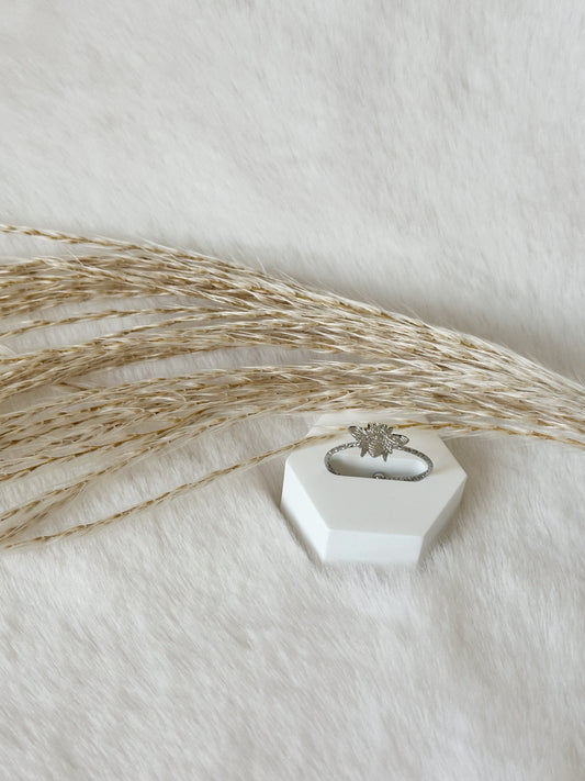 Funkelnder Silberring mit feinem Sonnenblumen-Design – strahlendes Zentrum mit klaren Steinen, das Licht wunderschön einfängt, für einen eleganten und femininen Look – Javi Jewelery