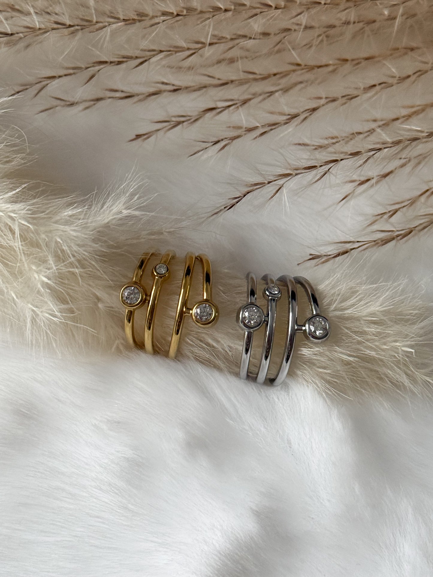 Breiter Bandring in Silber- oder Goldoptik, bestehend aus vier Linien mit funkelnden, runden Zirkonia-Kristallen ~ Javi Jewelery