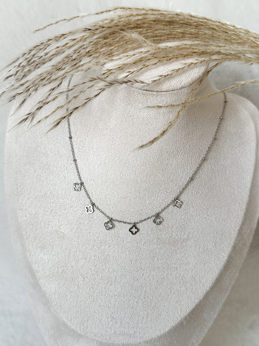 Silberne Clover-Kette mit dezenten kleinen Kleeblatt-Charms, filigranes und minimalistisches Schmuckstück – Javi Jewelery