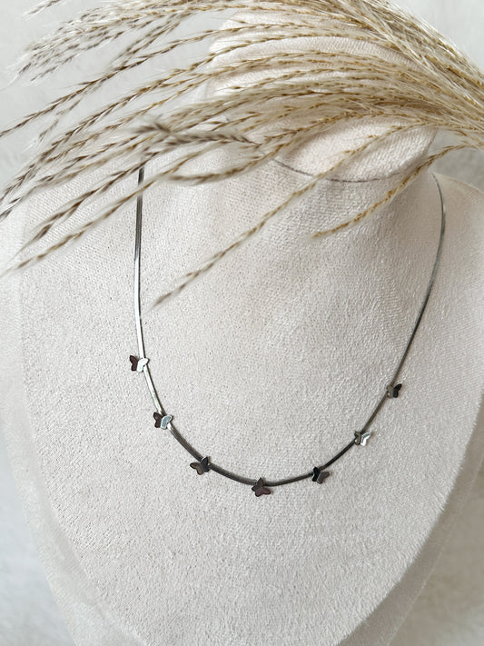 Zarte silberne Halskette mit mehreren kleinen Schmetterlingsanhängern – moderner, femininer Schmuck mit feinem Glanz für jeden Anlass – Javi Jewelery