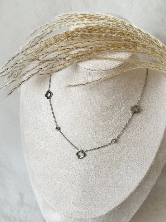 Silberne Kette mit Zirkonia-Steinen und kleinen Clover-Kleeblatt-Anhängern, filigranes und elegantes Schmuckstück – Javi Jewelery