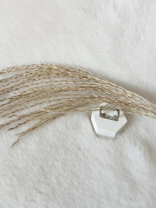 Dezenter Ring in Silber mit kleinen Clover-Kleeblättern, filigranes und stilvolles Schmuckstück – Javi Jewelery