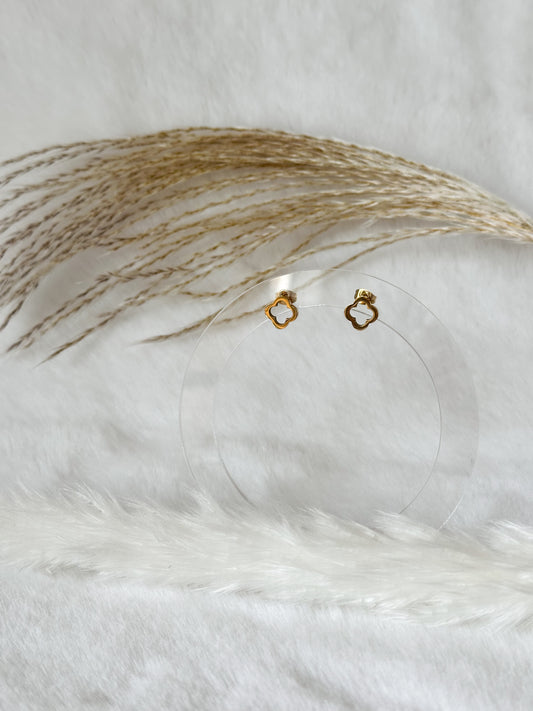 Kleine goldene Clover-Ohrstecker, filigranes und elegantes Schmuckstück – Javi Jewelery