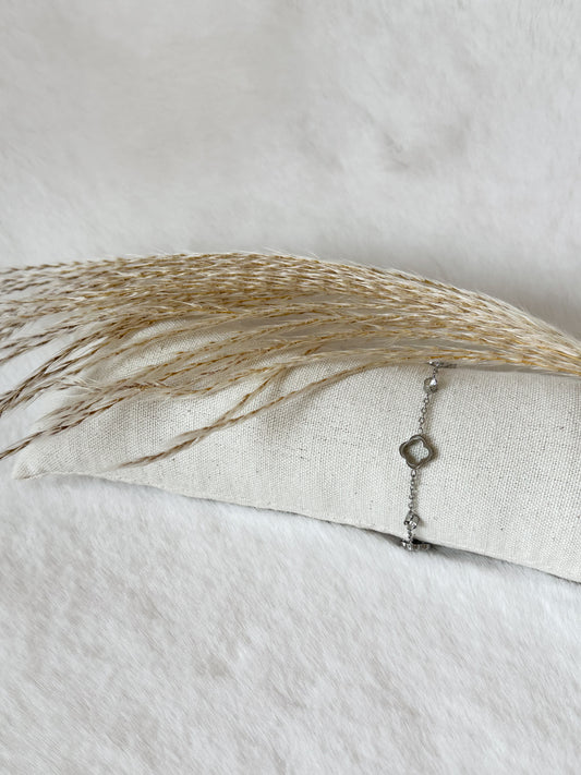 Zartes Armband in Silber mit filigranem, rautenförmigem Anhänger – schlichtes und modernes Design für einen dezenten, eleganten Look – Javi Jewelery