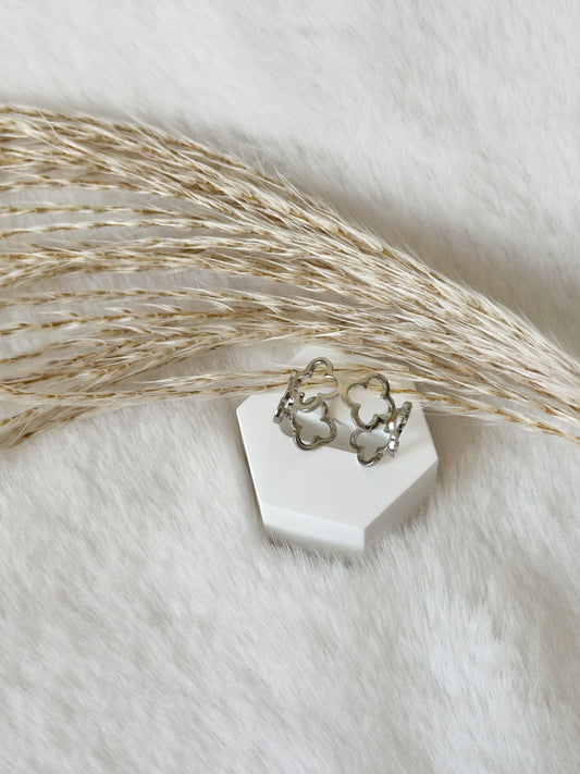 Eleganter Silberring mit feinem Kleeblatt-Design – stilvoller Glücksbringer mit moderner, femininer Note, ideal für den Alltag oder besondere Anlässe – Javi Jewelery