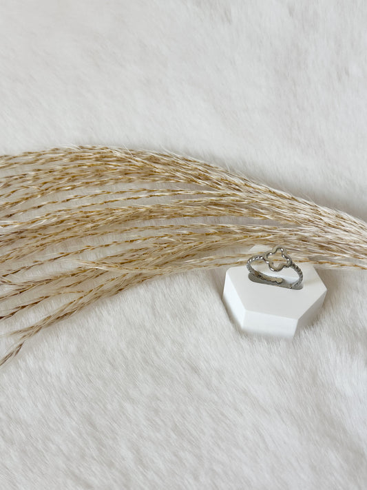 Einheitsgröße Ring mit Clover-Logo in der Mitte, filigranes und stilvolles Schmuckstück – Javi Jewelery