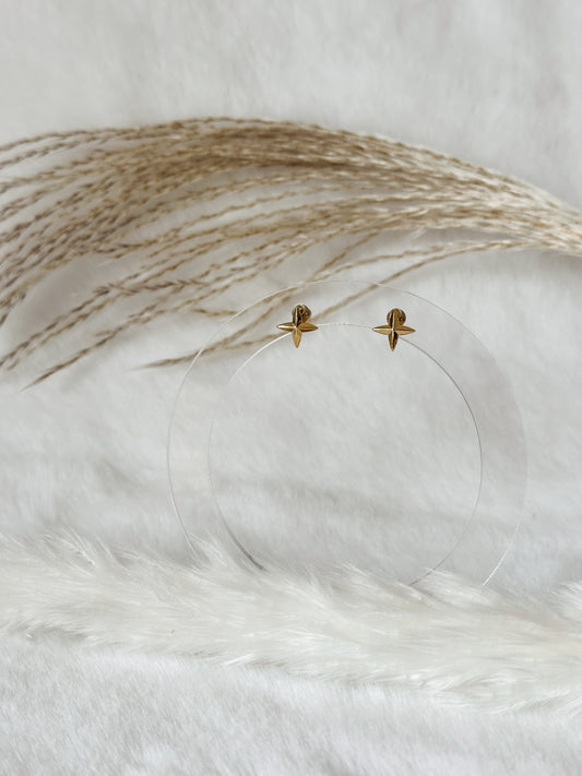 Goldene dezente Mini-Ohrringe in Sternform, filigranes und elegantes Schmuckstück – Javi Jewelery