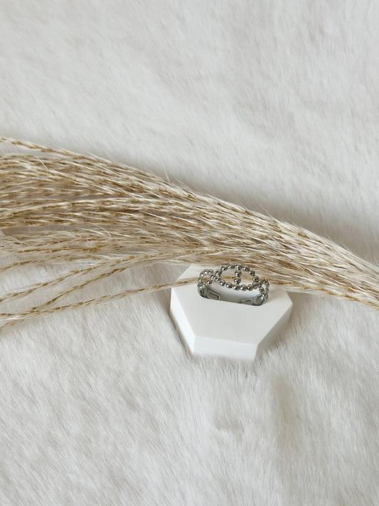 Eleganter Silberring mit feinem Perlen-Design in verschlungenem Muster – moderner, edler Look mit filigranen Details für stilvolle Alltags- und Abendoutfits – Javi Jewelery