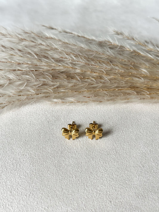 Kleine goldene Ohrstecker in Schleifenform, filigranes und elegantes Schmuckstück – Javi Jewelery