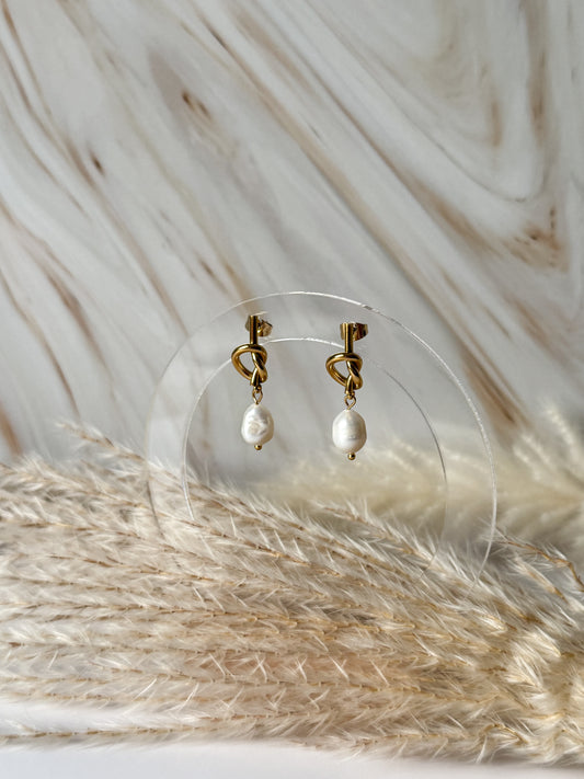 Hängende Ohrringe in Gold mit Knoten-Design und Perle, elegantes und stilvolles Schmuckstück – Javi Jewelery