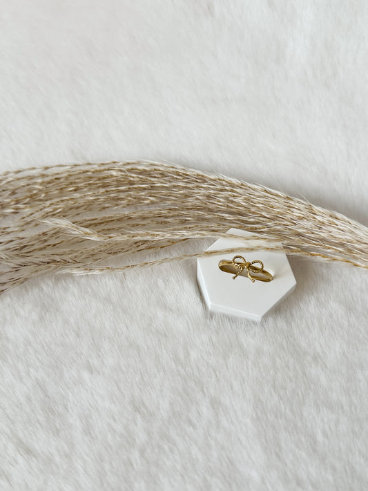 Zarter Goldring mit filigraner Schleife – elegantes, feminines Design mit feinen Details für einen verspielten und zugleich edlen Look – Javi Jewelery