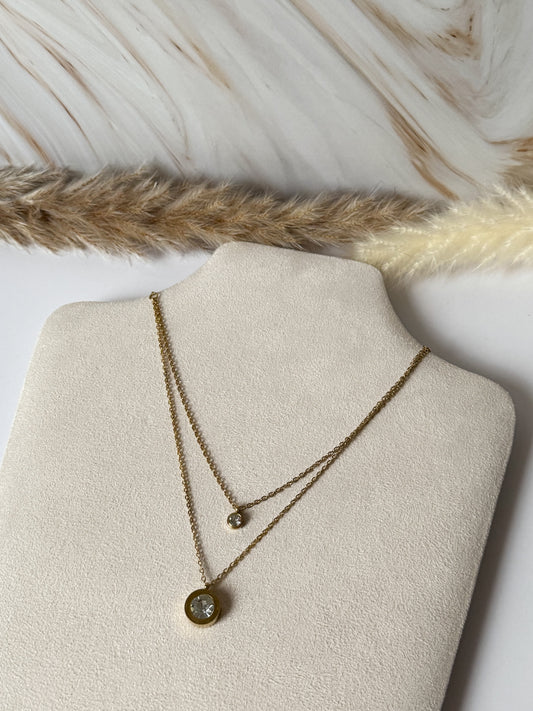Feine goldene Halskette mit zwei funkelnden Zirkonia-Steinen, filigranes und elegantes Schmuckdesign - Javi Jewelery