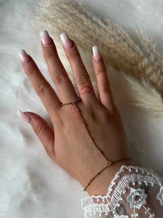 Filigranes Handkettchen in Gold und Silber mit elegantem Ring-Detail – zarte Gliederkette, die Finger und Handgelenk stilvoll verbindet, für einen modernen und femininen Look – Javi Jewelery